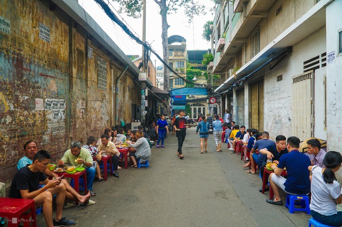 Bữa sáng trong hẻm ở trung tâm Sài Gòn