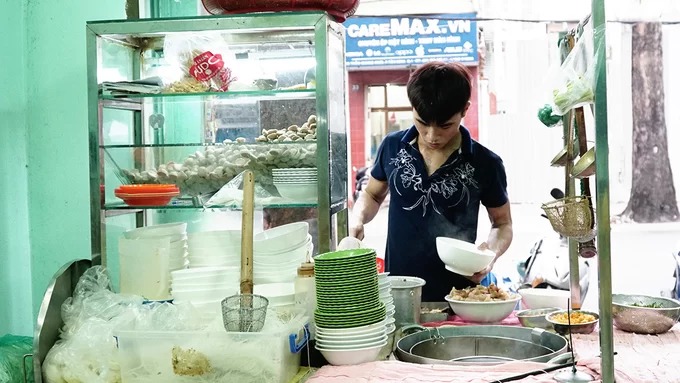 Quán hủ tiếu Sài Gòn nổi tiếng nhờ miếng bò viên nhỏ xíu