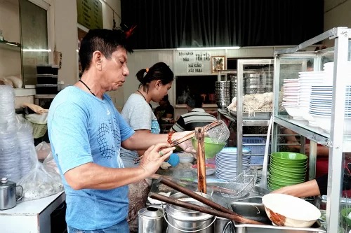 Tiệm mì Sài Gòn luôn đông nghịt khách từ 6h suốt gần 30 năm