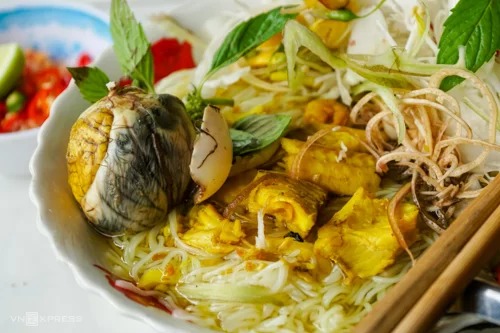 Bún cá ăn cùng trứng vịt lộn ở Búng Bình Thiên