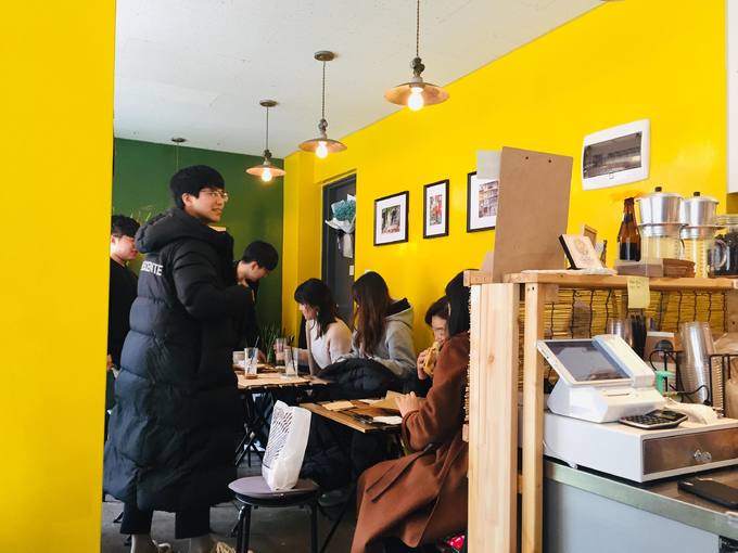 du lịch seoul, hà nội moment, phố no ryang jin, tham quan seoul, quán cà phê, bánh mì hà nội giữa lòng seoul