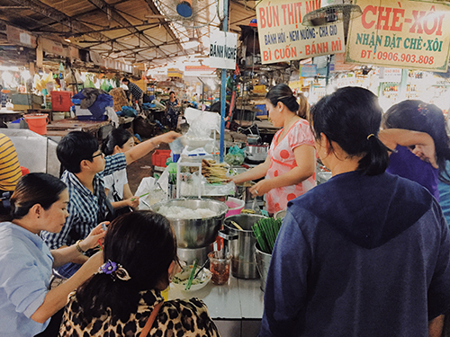 Hàng bún thịt nướng 30 năm: từ gánh vỉa hè đến quán nhỏ trong chợ Sài Gòn