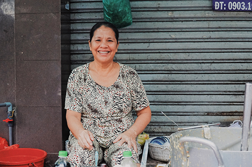 Quán hơn 20 năm ở vỉa hè Sài Gòn bán 10 nồi súp cua mỗi ngày