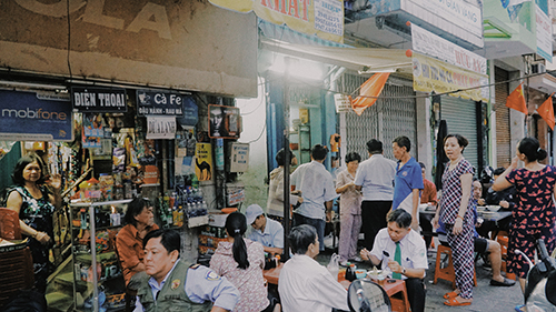Quán hủ tiếu 75 năm ở Sài Gòn đông nghịt khách từ mờ sáng
