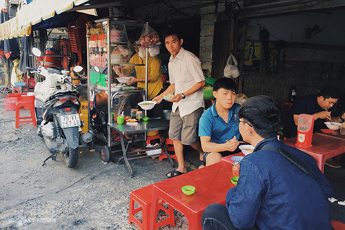 Quán bún Sài Gòn lấy chả cá mỗi ngày từ Khánh Hòa