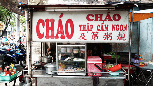 Xe cháo vỉa hè gốc Hoa bán giá cao vẫn đông khách ở Sài Gòn