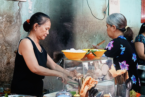 Quán bún bò Huế 28 năm trong chợ người Hoa ở Sài Gòn