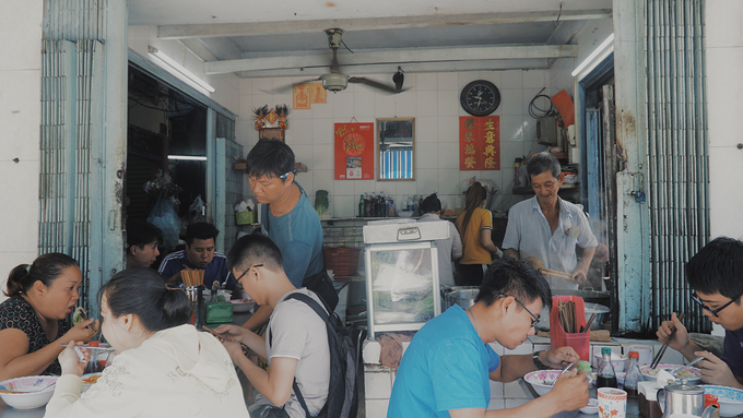 Tiệm ăn người Hoa ba đời bán hủ tiếu ở Sài Gòn