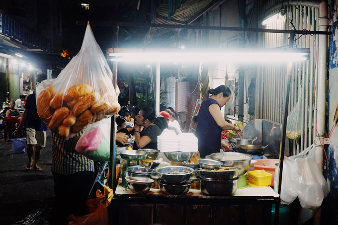 Quán ốc ‘mầm non’ 18 năm đón khách ở vỉa hè Sài Gòn