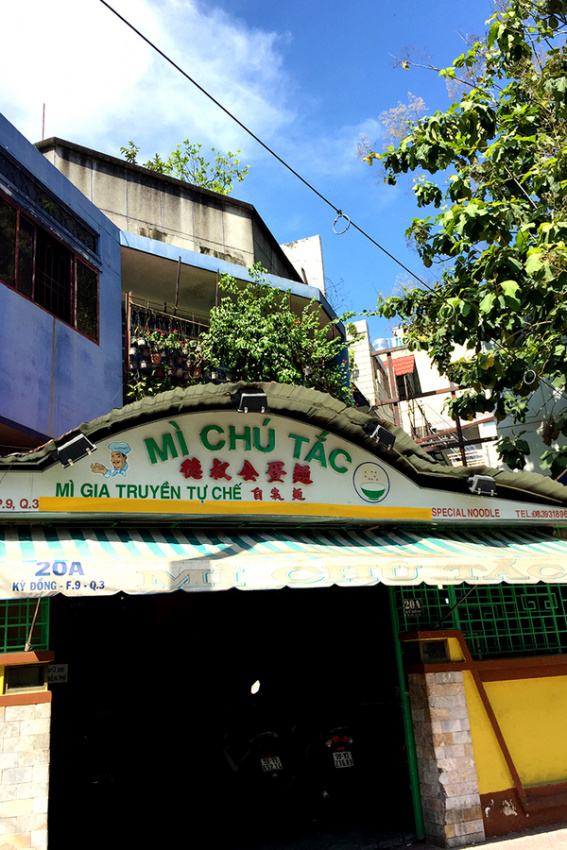 Tiệm ăn gốc Hoa tự chế sợi mì với trứng suốt 30 năm ở Sài Gòn