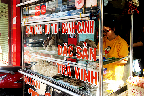Quán ăn 16 năm chở bánh canh từ Trà Vinh lên Sài Gòn mỗi ngày