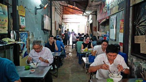 Quán bún thịt nướng hơn nửa thế kỷ dưới gầm chung cư Sài Gòn