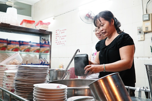 Quán gốc Hoa ba đời bán phở ăn kèm dưa leo ở Sài Gòn