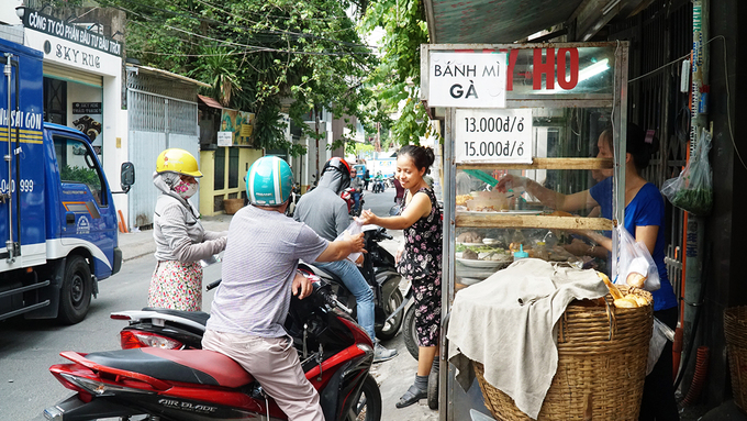Xe bánh mì Sài Gòn 80 năm: chỉ bán hơn 3 tiếng mỗi ngày