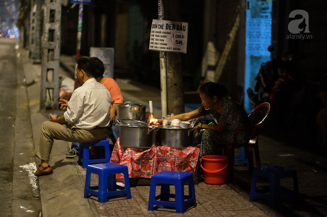 Giữa Sài Gòn hoa lệ, có một quán chè bán đêm hơn 40 năm nay vẫn thắp sáng bằng đèn dầu