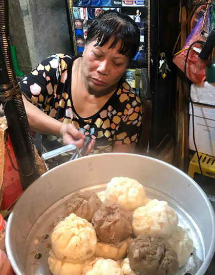 Hàng vỉa hè bán bánh bao đắt ngang bát phở ở Hà Nội