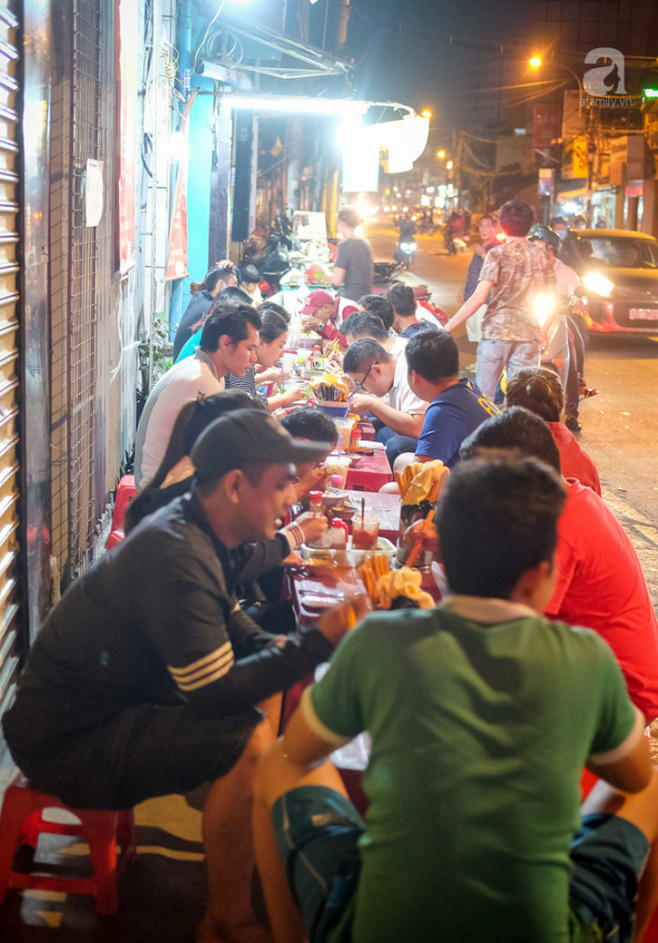 Tiệm bánh canh giò heo hơn 30 năm tuổi trong hẻm nhỏ, tối nào cũng tấp nập khách ở Sài Gòn