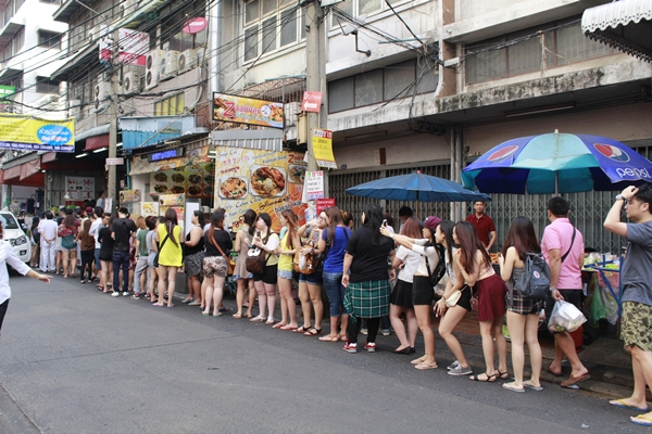 ẩm thực bangkok, du lịch bangkok, khách sạn bangkok, quán mì sabx2 wanton, quán mì giữa bangkok muốn ăn phải rồng rắn xếp hàng
