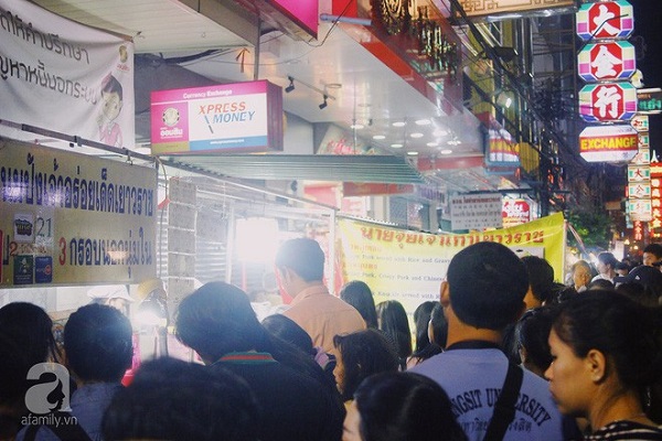 Tiệm bánh mì vỉa hè siêu hấp dẫn, ngày nào khách cũng xếp hàng dài đợi mua ở Bangkok