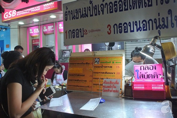 ẩm thực bangkok, du lịch bangkok, khách sạn bangkok, món ngon bangkok, tiệm bánh mì vỉa hè siêu hấp dẫn, ngày nào khách cũng xếp hàng dài đợi mua ở bangkok