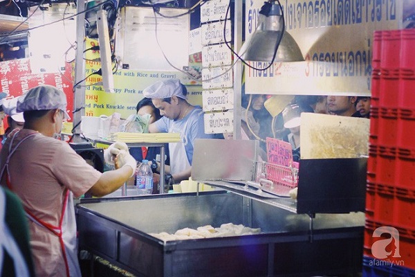 ẩm thực bangkok, du lịch bangkok, khách sạn bangkok, món ngon bangkok, tiệm bánh mì vỉa hè siêu hấp dẫn, ngày nào khách cũng xếp hàng dài đợi mua ở bangkok