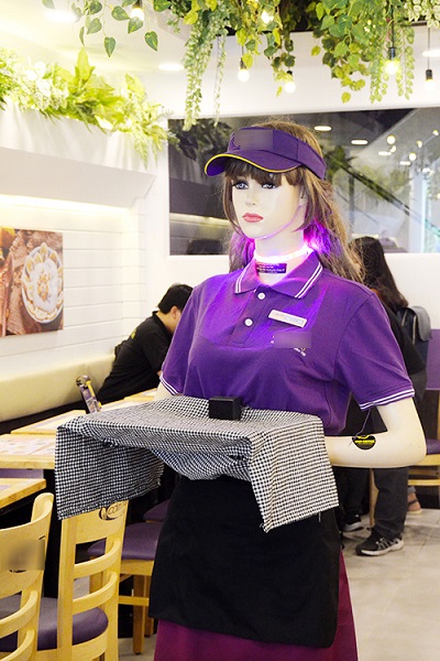 du lịch tphcm, sài gòn, nhà hàng đầu tiên ở sài gòn đưa robot vào phục vụ