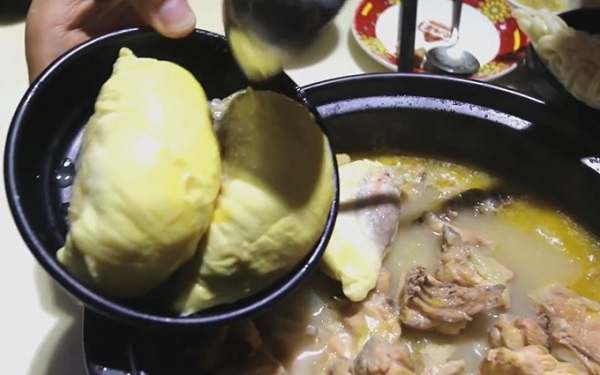 Vừa ăn vừa hít hà lẩu sầu riêng ở Quảng Châu, Trung Quốc