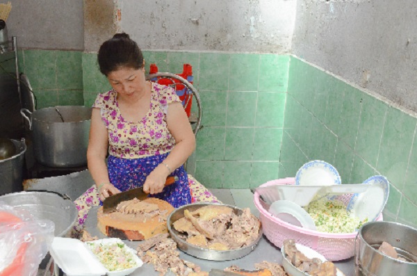 Quán bún vịt gần 60 năm ở Sài Gòn: muốn ăn phải đợi
