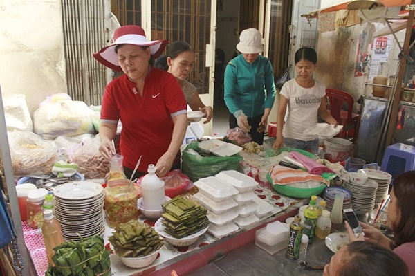 Quán nem chua nướng kèm bánh Huế ở Sài Gòn chỉ 2 tiếng là hết hàng