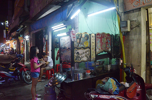 Xe mì gốc Hoa bán thâu đêm suốt sáng hơn nửa thế kỷ ở Sài Gòn