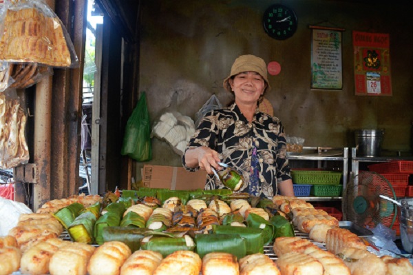 Hàng chuối nếp nướng ở Sài Gòn bán mỗi ngày 1.200 trái