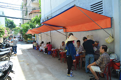 Vị bánh cuốn gốc Bắc hơn nửa thế kỷ ở Sài Gòn