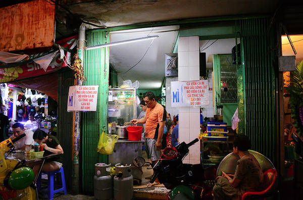 Tiệm mì cá viên cà ri không tên gần hai thập kỷ ở Sài Gòn