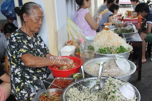 Quán mít trộn ‘bà già’ 30 năm luôn đông khách ở Đà Nẵng