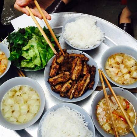 Bạch Mai, con phố “thiên đường” cho hội thích quà chiều, mê ăn đêm Hà Nội