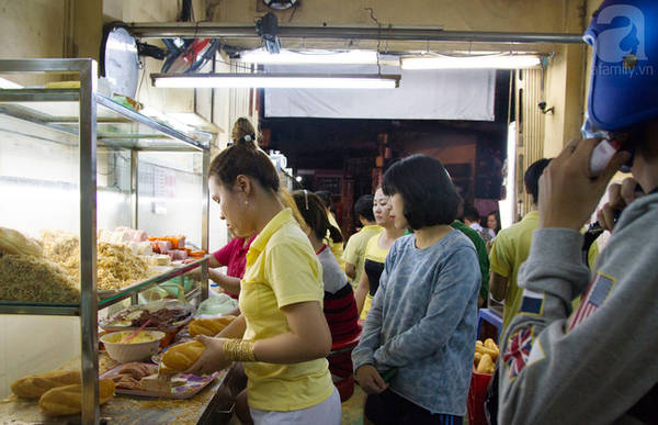 4 tiệm bánh mì hễ cứ mở bán là khách đứng vòng quanh đợi mua ở Sài Gòn