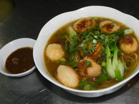 Mì vịt tiềm và cá viên cà ri “ăn là nghiền” ở Sài Gòn