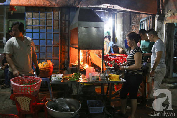 10 quán bình dân cứ dọn hàng ra là khách vây kín mít ở Sài Gòn