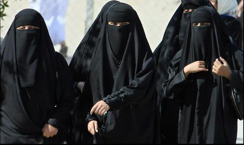 Arab Saudi, nơi phụ nữ phải xin phép chồng để được đi du lịch
