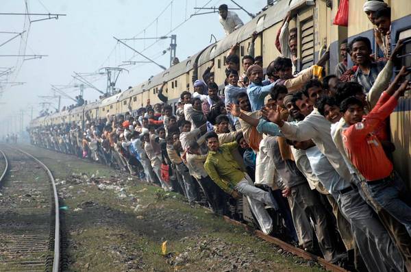 Hãi hùng với khung cảnh đông đúc ở những tuyến đường sắt Ấn Độ