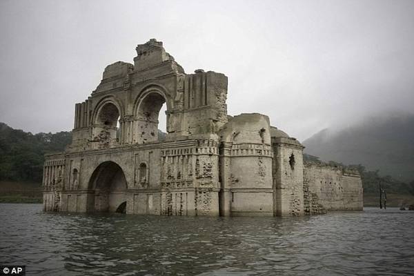 du lịch mexico, ivivu.com, khách sạn, đặt khách sạn, cận cảnh nhà thờ cổ 400 năm tuổi bất ngờ trồi lên mặt hồ