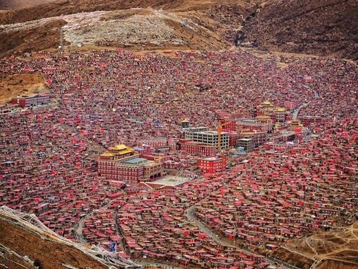 Du lịch Trung Quốc ngắm nhìn ngôi làng đặc biệt của 40.000 nhà sư
