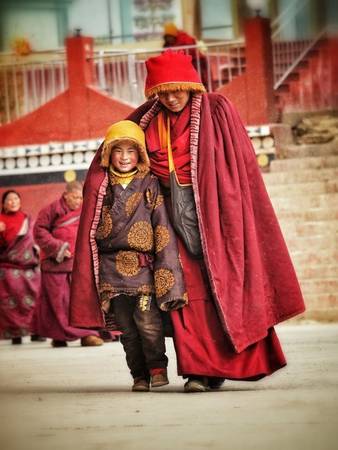 ivivu.com, tây tạng, du lịch trung quốc ngắm nhìn ngôi làng đặc biệt của 40.000 nhà sư