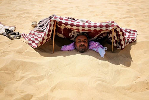 Tắm cát trần – mẹo chữa bất lực của du khách ở Ai Cập