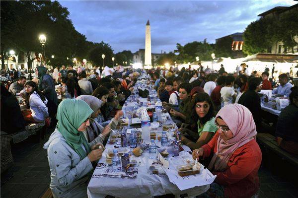 Chùm ảnh ấn tượng về tháng Ramadan của người Hồi giáo trên khắp thế giới