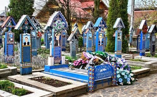 bia mộ, ivivu.com, merry celemery, đặt phòng giá rẻ, nghĩa trang với các bia mộ hài hước ở romania