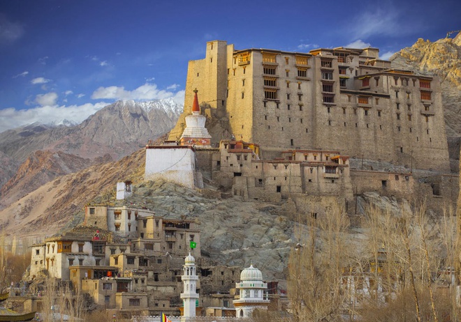 10 ngôi làng cheo leo vách núi đẹp nhất hành tinh