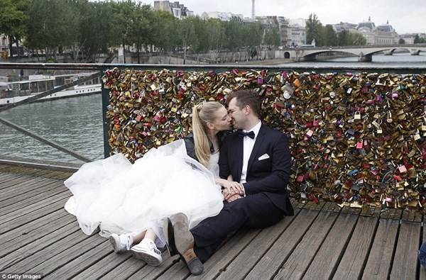 du lịch paris, ivivu.com, khách sạn paris, paris phá dỡ hàng trăm nghìn ‘biểu tượng tình yêu’