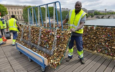 Paris phá dỡ hàng trăm nghìn ‘biểu tượng tình yêu’