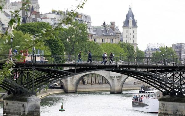 du lịch paris, ivivu.com, khách sạn paris, paris phá dỡ hàng trăm nghìn ‘biểu tượng tình yêu’